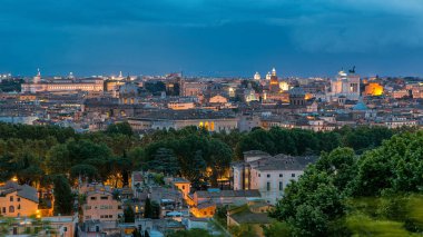 Roma, İtalya 'nın tarihi merkez gününden geceye geçiş zamanının panoramik hava görüntüsü. Gün batımından sonra yoğun dramatik bulutlu şehir manzarası