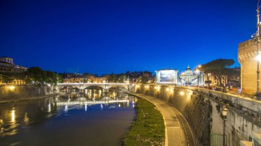 Ponte Vittorio Emanuele İtalya 'nın Tiber kentinde, Roma' nın tarihi merkezini Roma Pons Neronianus yakınlarındaki Rione Borgo ve Vatikan şehrine bağlayan köprü..