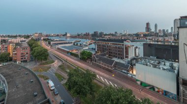 Maashaven 'daki kulelerin hava panoramik görüntüsü gece gündüz geçiş zamanlarında demirli gemilerle, Katendrecht ve Maas River, Rotterdam. Fabrika yakınındaki trafik ofis ve etkinlik alanına dönüştürüldü