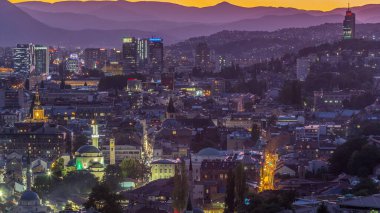 Saraybosna 'nın şehir manzarası, Saraybosna' nın en popüler panoramik noktasından gece geçiş dönemine kadar olan nehir manzarası. Sarı Kale (Zuta Tabija) yakınlarındaki yol, Vratnik
