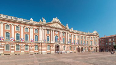 Capitole de Toulouse ön cephesi hiperhızlandırılmış zaman gösterileri Fransa 'nın tarihi belediye binası ve belediye kalbi Capitole Meydanı' nda çarpıcı mavi gökyüzü altında yer almaktadır.