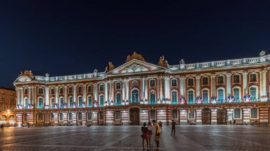 Capitole de Toulouse 'da gece gündüz geçiş zamanı hiperhızlandırılmış şehir merkezi ve Fransa' nın tarihi merkezi Toulouse, Capitole Meydanı 'nda akşam üstü gökyüzü altında sergilenmektedir.