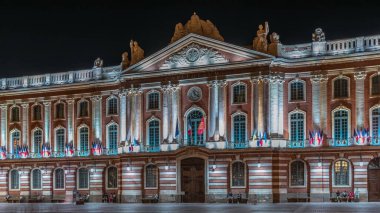 Capitole de Toulouse gece vakti hiperhız gösterileri Fransa 'nın başkenti Toulouse' un tarihi belediye binasını ve şehir merkezindeki Place du Capitole meydanını aydınlattı