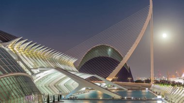 Valencia 'nın Sanat ve Bilim Şehri' nin fütüristik mimarisi üzerine dolunay ile serin sulara yansıyan muhteşem bir geçiş dönemi. Büyüleyici bir İspanyol kültürel simgesi