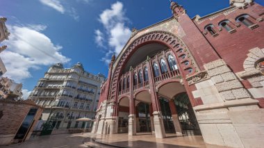 Valencia, İspanya 'da Mercado de Colon ön cephe zaman atlaması, çarpıcı Art Nouveau mimarisi sergileniyor. Güzelce restore edilmiş bir pazar binasında dükkanları ve kafeleri olan popüler turistik yerler.