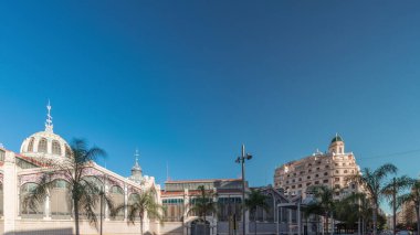 Panorama, Valencia Merkez Pazarı 'nın zaman çizelgesini gösteriyor. Çarpıcı mimarisi, boyalı camları, kubbesi ve fayans detayları olan tarihi bir kamu pazarı. Market Meydanı 'nda, Santos Juanes Kilisesi yakınlarında. İspanya