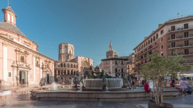 Valencia Plaza de la Virgen 'in zaman çizelgesini gösteren panorama, İspanya' nın tarihi gökyüzü altında Turia Fountain, Cathedral ve Basilica de la Virgen de los Desamparados 'u sergiliyor.