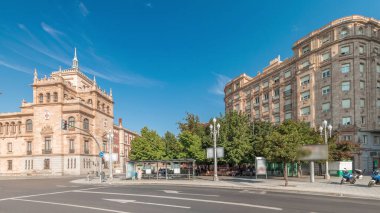 Panorama, İspanya, Valladolid Plaza de Zorrilla 'da Süvari Akademisi' nin zaman çizelgesini gösteriyor. Karmaşık mimarisi olan tarihi askeri bina, bulutlu mavi bir gökyüzünün altında kalabalık şehir manzarası ile çevrili.