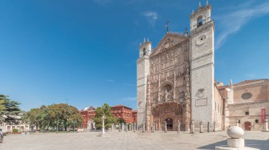 Panorama, tarihi San Pablo Kilisesi 'nin Valladolid zaman çizelgesini gösteriyor. Karmaşık cephesini, gül penceresini, giriş kapısını ve ikiz kulelerini gösteriyor. İspanya 'nın Castilla y Leon kentindeki eski bir Dominik manastırı..
