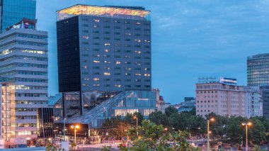 Schwedenplatz hava gece geçişi. İsveç Meydanı, Viyana 'nın orta kesiminde, Tuna Kanalı' nda yer alan ve en önemli toplu taşıma kavşaklarından biridir. Eski ve modern binalar