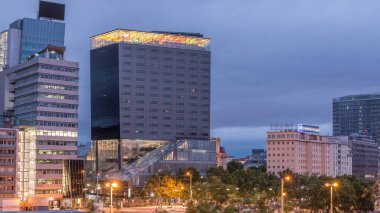 Schwedenplatz hava kuvvetleri gece gündüz. İsveç Meydanı, Viyana 'nın orta kesiminde, Tuna Kanalı' nda yer alan ve en önemli toplu taşıma kavşaklarından biridir. Eski ve modern binalar