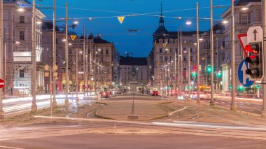 Schwarzenbergplatz Meydanı 'ndaki Schwarzenberg Anıtı Viyana' daki geçiş zamanı. Avusturya. Tramvaylar ve arabalar kavşakta trafik