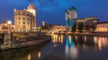 Viyana 'daki Uranya' nın panoramik manzarası diğer binalar ve Tuna Kanalı 'ndan geceye geçiş zamanı. Uranya bir kamu eğitim enstitüsü ve gözlemevi.