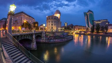 Viyana 'daki Uranya' nın panoramik manzarası diğer binalar ve Tuna Kanalı 'ndan geceye geçiş zamanı. Uranya bir kamu eğitim enstitüsü ve gözlemevi.