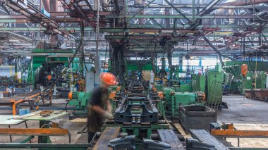 Konveyör montajı, traktörün gövdesini büyük endüstriyel fabrika zaman diliminde sahneleyecek. Çerçeve montajı kızgın perçinlerle