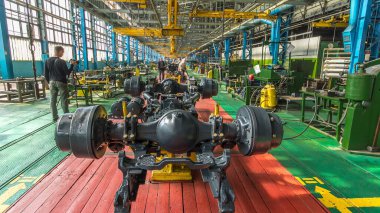 Konveyör montajı, traktörün gövdesini büyük endüstriyel fabrika zaman diliminde sahneleyecek. Çerçeve montajının aşaması, kurulum parçaları.