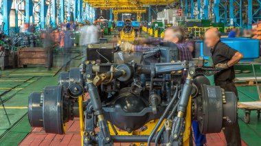 Konveyör montajı, traktörün gövdesini büyük endüstriyel fabrika zaman diliminde sahneleyecek. Çerçeve montajı, çamurluk kurulumu ve montajlanan diğer parçalar