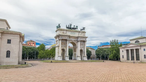 Piazza Sempione 'deki Arco della Pace (Simplon Meydanı' ndaki Barış Kemeri) hiperhız. Yaz günü mavi bulutlu bir gökyüzü. 1807 ve 1838 yılları arasında inşa edilmiş 25 metre yüksekliğinde ve 24 metre genişliğinde neoklasik bir zafer kemeridir..