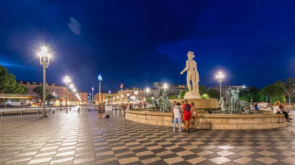 Place Massena Meydanı 'ndaki Fountain du Soleil. Günbegün geçiş zamanı, Fransız Riviera, Cote d' Azur, Fransa. Sokak lambaları ve aydınlık binalar