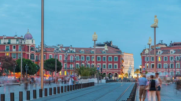 Nice City 'deki Massena Meydanı' nı günden geceye geçiş zamanı, Fransız Rivierası, Cote d 'Azur, Fransa. Tramvay rayları, sokak ışıkları ve aydınlatılmış binalar.