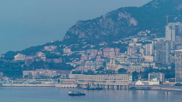 Monte Carlo 'nun şehir manzarası gece gündüz geçiş zamanı, Monako' nun kumarhanesi ve kalesi güneş doğmadan önce. Sabah sisi. Limandaki yatlar. Kaptan Martin 'den üst görünüm