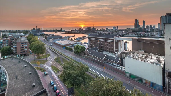 Gün batımında Maashaven zamanının hava panoramik görüntüsü Rotterdam 'da demirli iç gemilerle, Katendrecht ve Maas Nehri. Eski fabrika ofis ve etkinlik alanına dönüştü. Yollar boyunca trafik