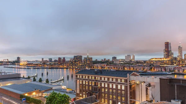 Rotterdam 'daki Katendrecht ve Maas Nehri' nin dramatik gökyüzü, Maashaven 'ın gündüz ve gece arası panoramik görüntüsü. Eski fabrika yakınlarındaki trafik ofis ve etkinlik alanına dönüştü