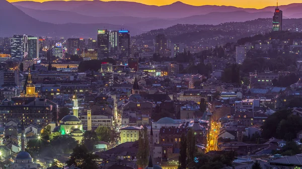 Saraybosna 'nın şehir manzarası, Saraybosna' nın en popüler panoramik noktasından gece geçiş dönemine kadar olan nehir manzarası. Sarı Kale (Zuta Tabija) yakınlarındaki yol, Vratnik