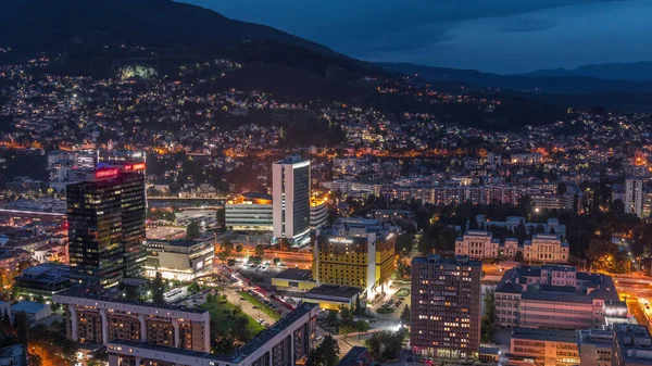 Saraybosna 'nın güney kesiminin gündüz ve gece hava görüntüsü. Gökdelenleri ve dağları olan gökdelenler. Gün batımından sonraki en yüksek kuleden. Bosna-Hersek ve Güneydoğu Avrupa.