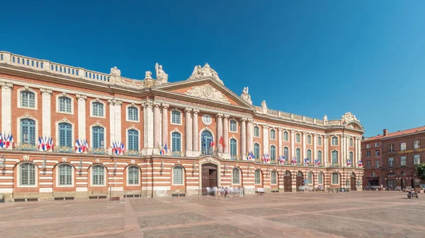 Capitole de Toulouse ön cephesi hiperhızlandırılmış zaman gösterileri Fransa 'nın tarihi belediye binası ve belediye kalbi Capitole Meydanı' nda çarpıcı mavi gökyüzü altında yer almaktadır.