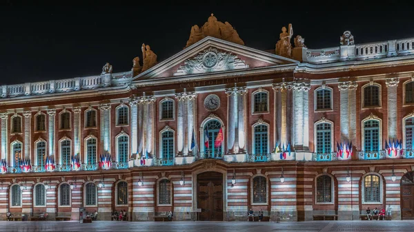 Capitole de Toulouse gece vakti hiperhız gösterileri Fransa 'nın başkenti Toulouse' un tarihi belediye binasını ve şehir merkezindeki Place du Capitole meydanını aydınlattı