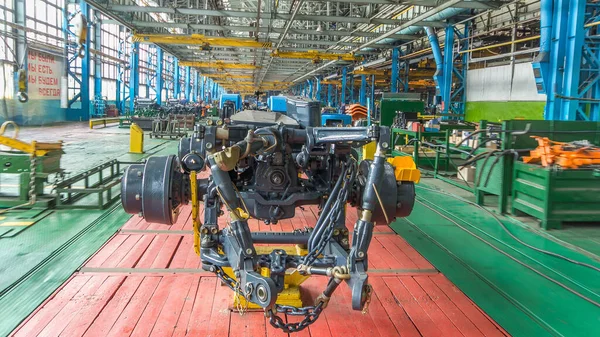 Konveyör montajı, traktörün gövdesini büyük endüstriyel fabrika zaman diliminde sahneleyecek. Çerçeve montajı, Chassis ve süspansiyon kurulumu ve diğer bölümler.