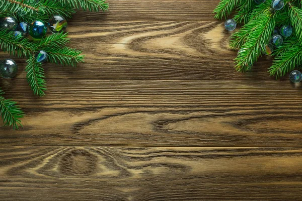 Noel ağacı ile eski ahşap artalan