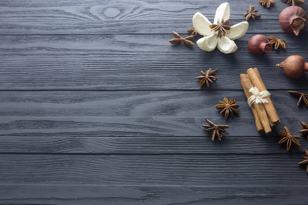 Eski tahta arka plan ile Kuru çiçekler