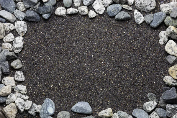 Siyah taşlar ile kum
