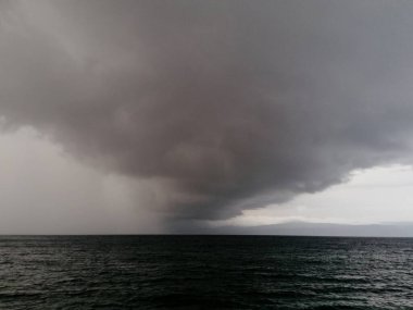 Üzerindeki deniz ve kara bulut