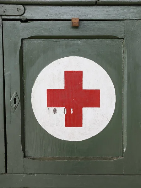 Metal kutu kırmızı çarpı işareti