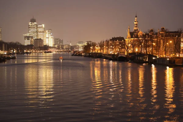 Verlichte Gebouwen Weerspiegeld Kalm Water Geweldige Stadsgezicht Met Boot Kanaal — Stockfoto