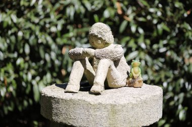 Amsterdam, Hollanda Belediye mezarlığı heykel yakından görmek