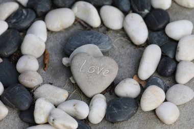 aşk Yazıtı taş kalpli ve taş daire gri yüzeyi tarih görmek