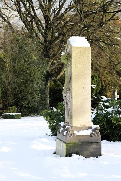 Grafstenen Bedekt Met Sneeuw Gemeentelijke Begraafplaats Amsterdam Nederland — Stockfoto