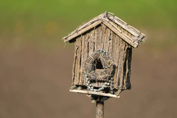 Vergrote Weergave Van Houten Birdhouse Zonnige Dag Onscherpe Natuurlijke Achtergrond — Stockfoto