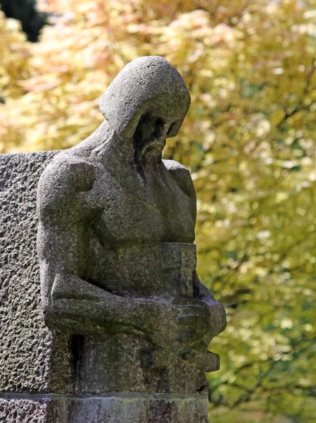 在荷兰阿姆斯特丹市政公墓与剑战士雕像 — 图库照片