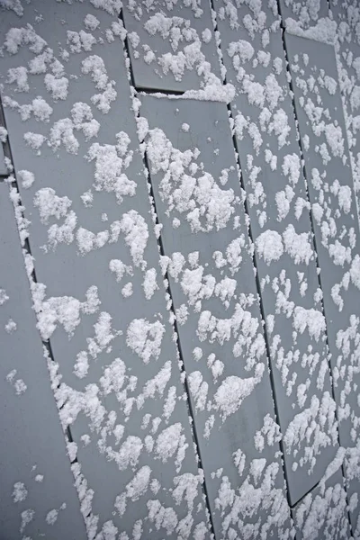 Повний Вигляд Рамку Сірих Дощок Покритих Снігом — стокове фото