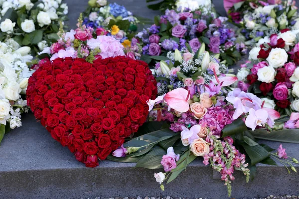 Olika Blommor Gravsten Kommunala Kyrkogården Amsterdam Nederländerna — Stockfoto