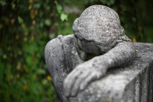 悲しみと悲しみでオランダのアムステルダム市営墓地の像 — ストック写真