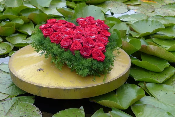 Heart Made Red Roses Surface Green Leaves Calm Water Municipal — Stock Photo, Image