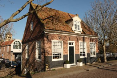 Enkhuizen Belediyesi ve Hollanda Kuzey Hollanda eyaleti ve Batı-Frisia bölgesinde bir şehir olduğunu.