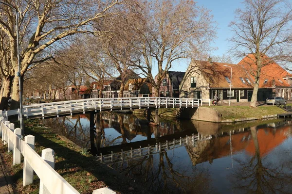 Enkhuizen 是荷兰北部荷兰省和西部弗里西亚地区的一个市镇和城市 — 图库照片