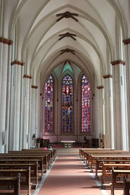 İçi renkli cam ve sütunlarla dolu Katolik Kilisesi. 